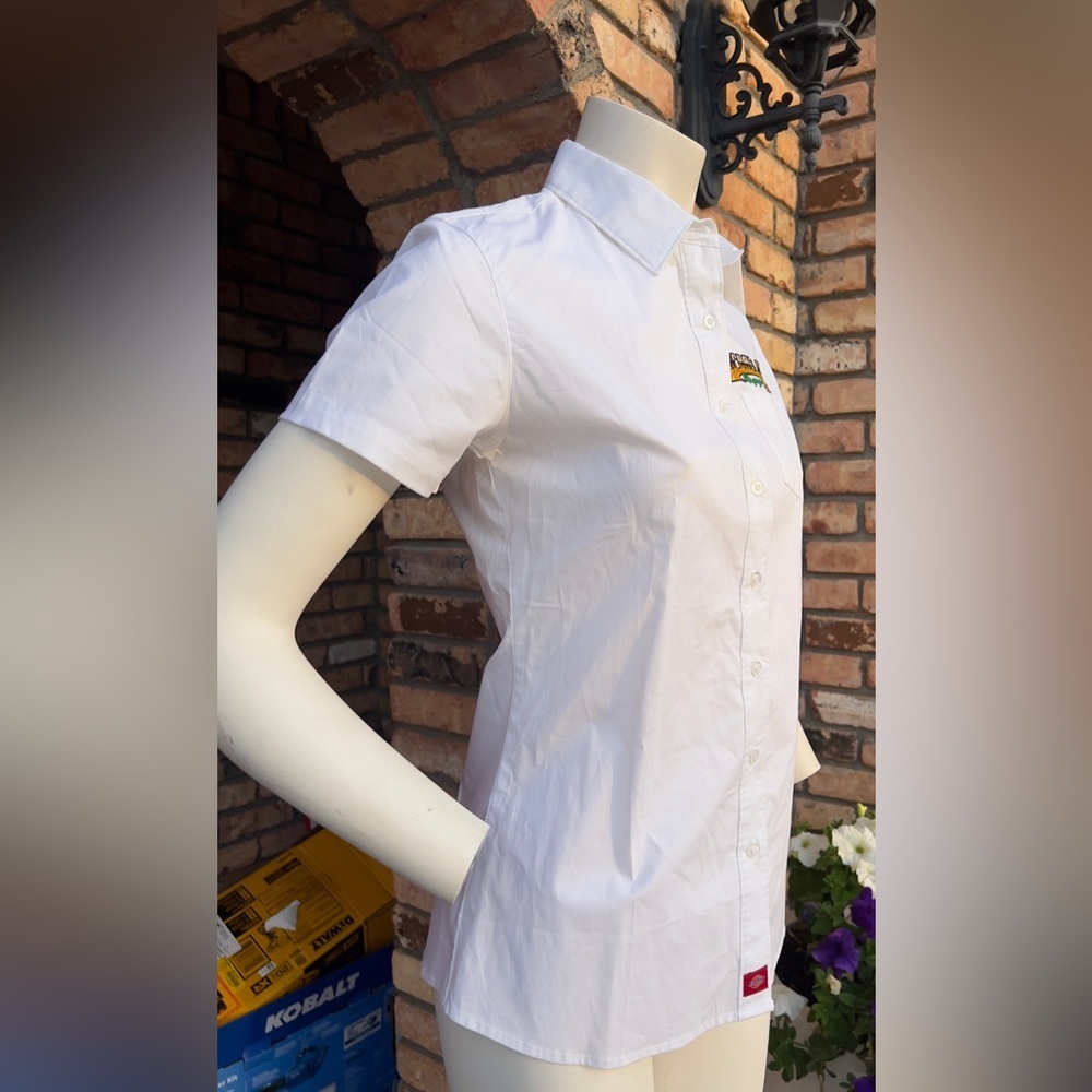 White Short-Sleeve Button-Up Shirt with Embroidered Logo Size M - Picture 2 of 8